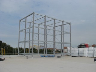 Werbepylon auf dem Dach eines Einkaufszentrum