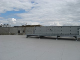 Technikbühne auf dem dach eines Einkaufszentrum